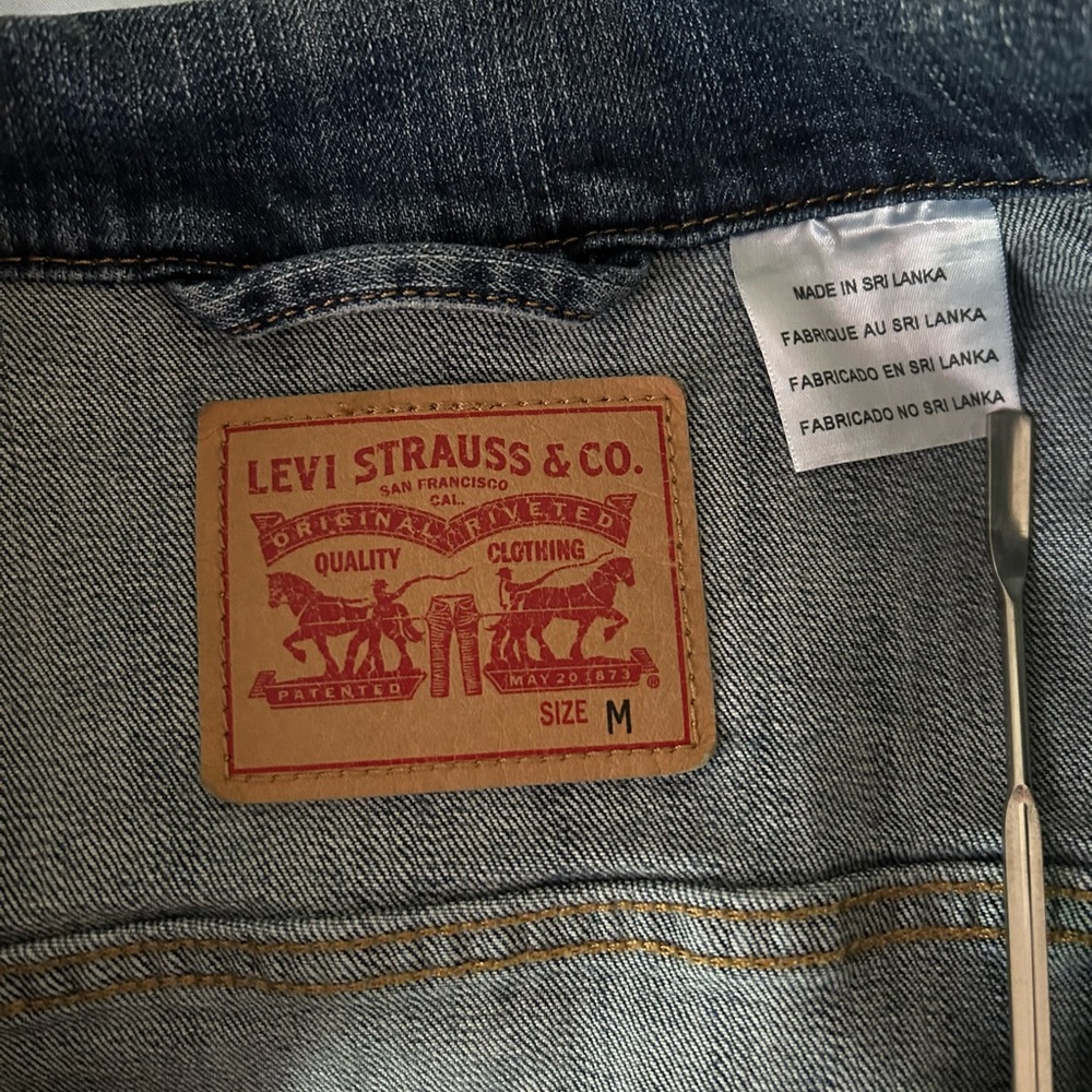 Levi's Classic Denim Jacket with Leather Patch - Picture 3 of 5